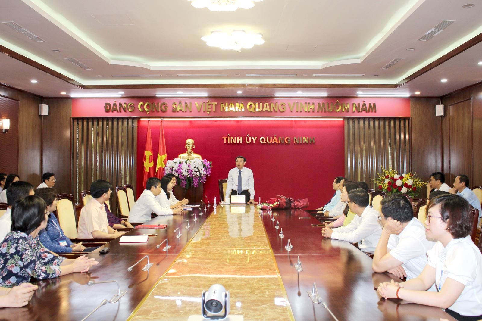 Bí thư Tỉnh ủy, Chủ tịch HĐND tỉnh Quảng Ninh Nguyễn Xuân Ký phát biểu giao nhiệm vụ cho tân Trưởng Ban Tổ chức Tỉnh ủy - Giám đốc Sở Nội vụ tỉnh Quảng Ninh Vũ Quyết Tiến.