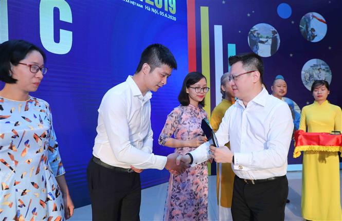 Trong ảnh: Ông Lê Quốc Minh, Phó Tổng giám đốc TTXVN trao giải cho các cá nhân và tập thể đoạt giải C. Ảnh: Thành Đạt - TTXVN