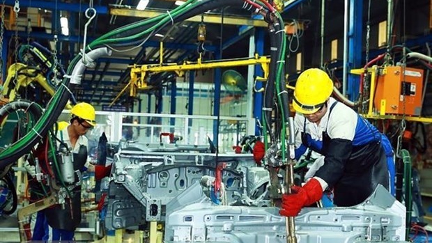Công nhân lắp ráp ôtô tại Nhà máy ôtô Huyndai Thành Công Việt Nam. Ảnh: Thống Nhất/TTXVN