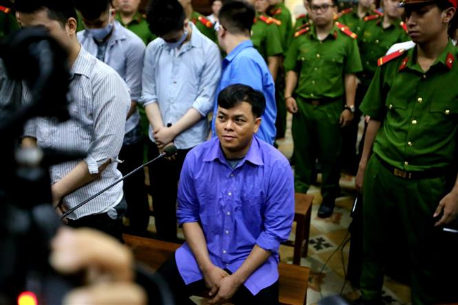 Trong ảnh: Bị cáo Trần Ngọc Phúc (ngồi) bị tuyên phạt 12 năm tù. Ảnh: Thành Chung - TTXVN
