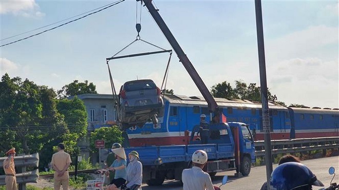 Hà Nam: Tàu hỏa va chạm với xe taxi, một người tử vong