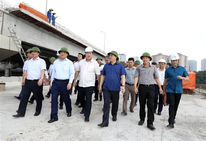 Trong ảnh: Bí thư Thành ủy Hà Nội Vương Đình Huệ thăm, kiểm tra Dự án Đầu tư xây dựng tuyến đường vành đai 3 đi thấp qua hồ Linh Đàm và nhánh kết nối với đường vành đai 3. Ảnh: Văn Điệp - TTXVN