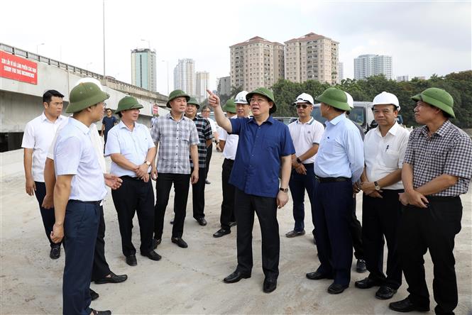 Trong ảnh: Bí thư Thành ủy Hà Nội Vương Đình Huệ thăm, kiểm tra Dự án Đầu tư xây dựng tuyến đường vành đai 3 đi thấp qua hồ Linh Đàm và nhánh kết nối với đường vành đai 3. Ảnh: Văn Điệp - TTXVN