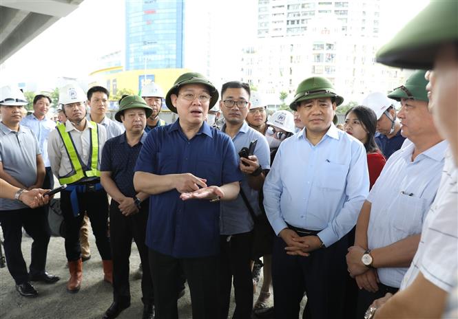Trong ảnh: Bí thư Thành ủy Hà Nội Vương Đình Huệ thăm, kiểm tra Công trường Dự án Vành đai 3 đoạn Mai Dịch - cầu Thăng Long. Ảnh: Văn Điệp - TTXVN