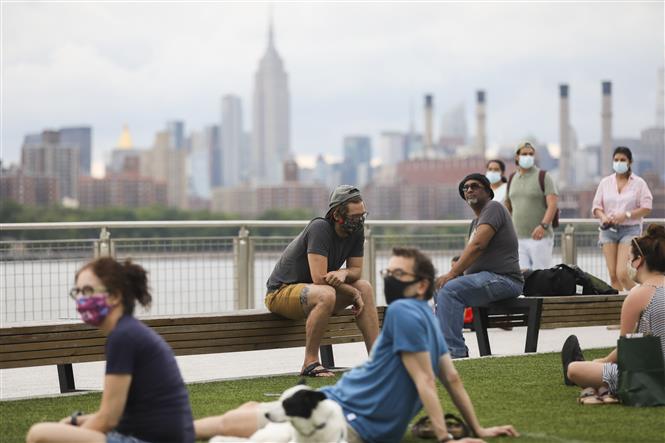 Trong ảnh: Người dân đeo khẩu trang phòng lây nhiễm COVID-19 tại New York, Mỹ, ngày 27/6/2020. Ảnh: THX/TTXVN