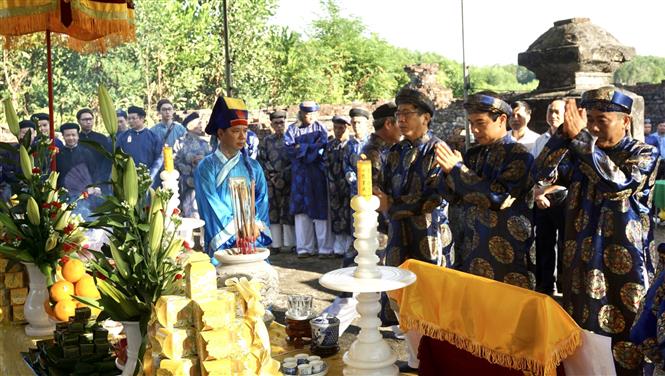 Trong ảnh: Đoàn hành lễ dâng hoa tri ân Vũ Vương Nguyễn Phúc Khoát. Ảnh: Mai Trang-TTXVN