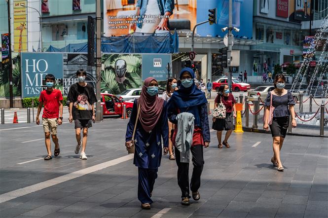 Người dân đeo khẩu trang phòng lây nhiễm COVID-19 tại Kuala Lumpur, Malaysia ngày 28/5/2020. Ảnh: AFP/TTXVN