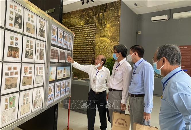 Đại biểu tham quan triển lãm bộ “Văn hóa Óc Eo” tại Nhà trưng bày hiện vật của Ban Quản lý Di tích Văn hóa Óc Eo tỉnh An Giang. Ảnh: Công Mạo-TTXVN