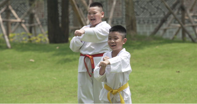 Các em thiếu nhi luyện tập Taekwondo ngay trong khuôn viên Đại sứ quán Hàn Quốc tại Việt Nam