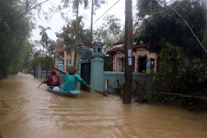 Người dân xã Quảng Phú, huyện Quảng Điền vẫn bị nước lũ “bủa vây”. Ảnh: Đỗ Trưởng-TTXVN