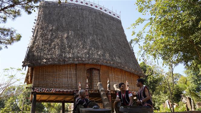 Trong ảnh: Anh Rơ Châm Van (ngồi giữa), 31 tuổi, dân tộc Jrai, sống tại làng Bồ 1, xã Ia Yok, huyện Ia Grai (Gia Lai) đam mê chỉnh chiêng từ bé. Ảnh: Hồng Điệp - TTXVN
