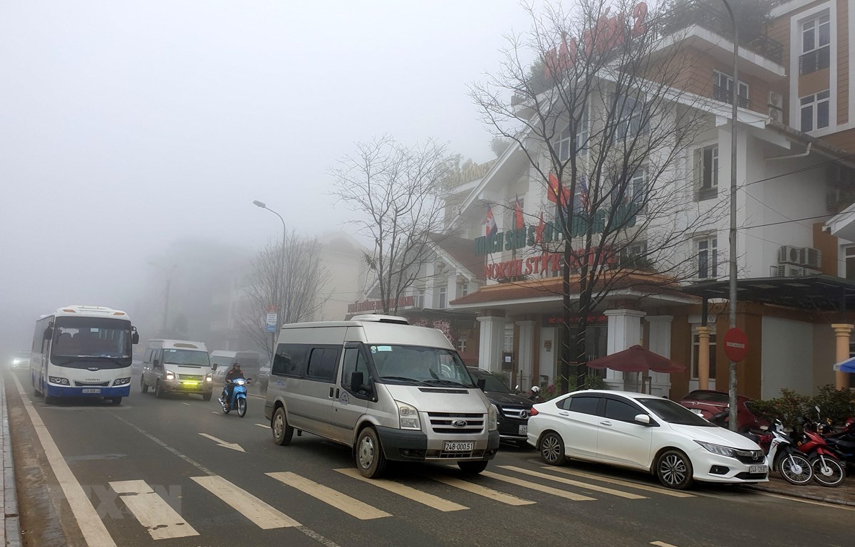 Thủ đô Hà Nội nhiều mây, có mưa vài nơi, sáng sớm có nơi có sương mù