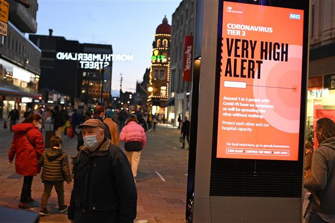 Trong ảnh: Người dân đeo khẩu trang phòng lây nhiễm COVID-19 tại Newcastle-upon-Tyne, đông bắc England ngày 19/12/2020. Ảnh: AFP/TTXVN