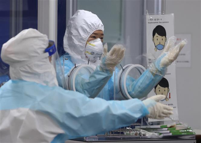 Trong ảnh: Nhân viên y tế chuẩn bị xét nghiệm COVID-19 tại một nhà ga ở Seoul, Hàn Quốc ngày 10/12/2020. Ảnh: YONHAP/TTXVN
