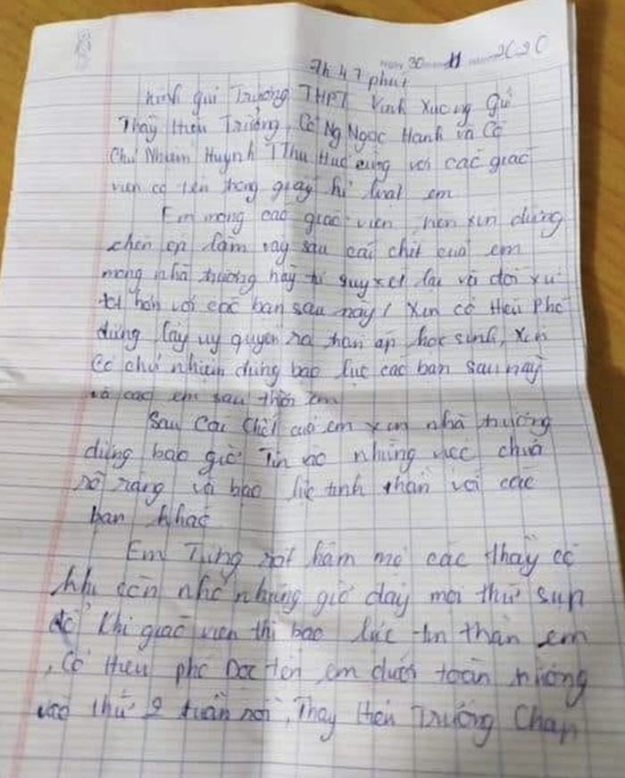 Lá thư được cho là của em Y. để lại trước khi uống thuốc tự tử  trong nhà vệ sinh tại trường học. Ảnh: TTXVN.