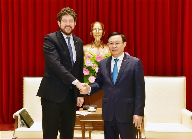 Bí thư Thành ủy Hà Nội Vương Đình tiếp Trưởng đại diện UNESCO tại Việt Nam Michael Croft. Ảnh: Văn Điệp - TTXVN