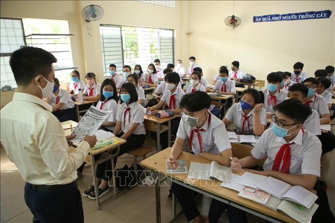 học sinh các khối Tiểu học, Trung học Cơ sở, Trung học Phổ thông trên địa bàn thành phố Đà Nẵng bắt đầu trở lại trường học tập sau đợt nghỉ dài ở nhà để phòng chống dịch COVID-19
