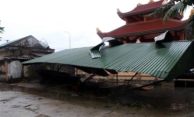 Một phần công trình UBND xã Thịnh Lộc, huyện Lộc Hà bị sập mái do lốc xoáy. Ảnh: Công Tường-TTXVN