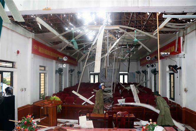 Hội trường UBND xã Thịnh Lộc huyện Lộc Hà bị tốc mái hoàn toàn. Ảnh: Công Tường-TTXVN