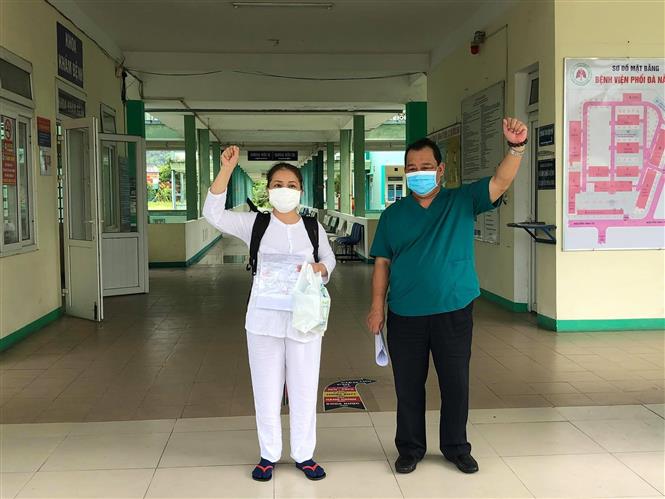 Trong ảnh: Bệnh nhân 1015, bệnh nhân cuối cùng điều trị tại Bệnh viện Phổi Đà Nẵng, được xuất viện. Ảnh: TTXVN phát