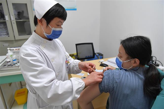 Trong ảnh: Nhân viên y tế tiêm vaccine phòng COVID-19 cho người dân tại Nam Xương, tỉnh Giang Tây, Trung Quốc, ngày 4/1/2021. Ảnh: THX/ TTXVN