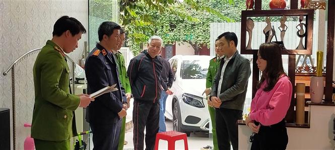 Lực lượng Công an tỉnh Thanh Hoá thi hành Lệnh khám xét nơi ở của Nguyễn Đình Bảo. Ảnh: Trịnh Duy Hưng - TTXVN
