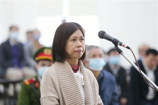 Bị cáo Nguyễn Lan Châu (45 tuổi, cựu chuyên viên Phòng Quản lý đất, Sở Tài nguyên và Môi trường Thành phố Hồ Chí Minh) khai báo trước tòa. Ảnh: Doãn Tấn - TTXVN