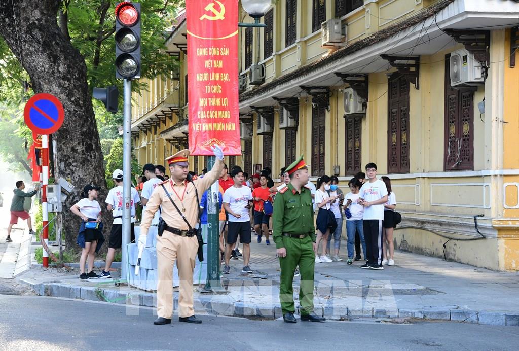 các đơn vị thuộc Phòng Cảnh sát giao thông cùng các lực lượng khác thuộc Công an thành phố Hà Nội, Bộ Tư lệnh Thủ đô đã tiến hành thực diễn phương án dẫn đoàn phục vụ Đại hội đại biểu toàn quốc lần thứ XIII