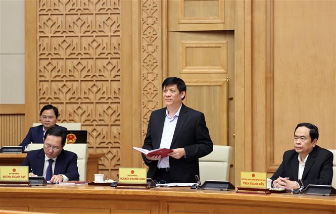 Trong ảnh: Bộ trưởng Bộ Y tế Nguyễn Thanh Long báo báo về tình hình dịch COVId-19 tại phiên họp. Ảnh: Thống Nhất - TTXVN