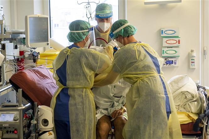 Trong ảnh: Nhân viên y tế điều trị cho bệnh nhân mắc COVID-19 tại một bệnh viện ở Munich, Đức ngày 25/1/2021. Ảnh: AFP/TTXVN