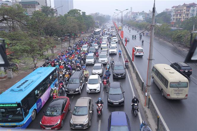 Trong ảnh: Chiều về Hà Nội ở cửa ngõ phía Nam chiều 16/2 không đông đúc, ken đặc phương tiện như mọi năm. Ảnh: Hoàng Hiếu - TTXVN