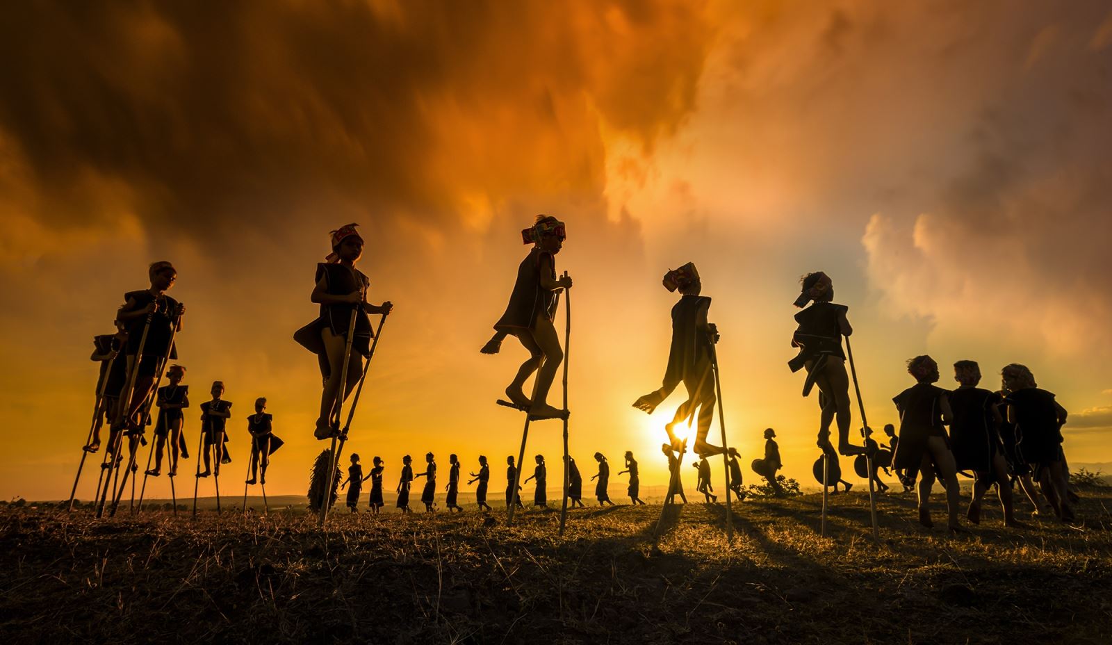 Bức ảnh "The Childrens Dancing With Gong" của Khánh Phan. Ảnh: www.tokyofotoawards.jp
