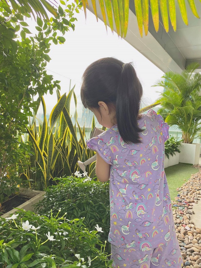 Sao nhí làm việc nhà, sao nhí chăm làm việc nhà, sao nhí chăm làm việc nhà mùa dịch, sao nhí làm việc nhà mùa dịch, việc nhà mùa dịch, sao nhí, Dịch Covid-19, dịch bệnh