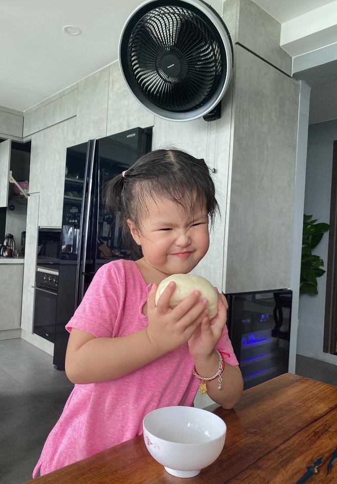 Sao nhí làm việc nhà, sao nhí chăm làm việc nhà, sao nhí chăm làm việc nhà mùa dịch, sao nhí làm việc nhà mùa dịch, việc nhà mùa dịch, sao nhí, Dịch Covid-19, dịch bệnh