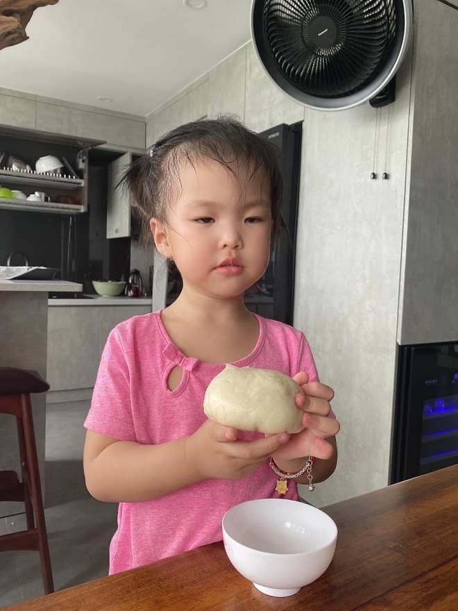 Sao nhí làm việc nhà, sao nhí chăm làm việc nhà, sao nhí chăm làm việc nhà mùa dịch, sao nhí làm việc nhà mùa dịch, việc nhà mùa dịch, sao nhí, Dịch Covid-19, dịch bệnh