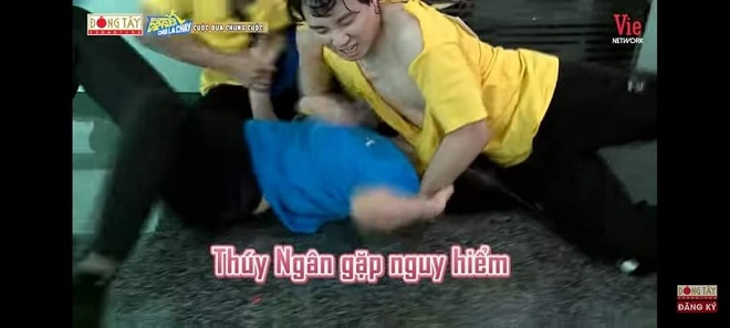Thúy Ngân xé áo Karik, Karik bị xé áo, Karik lộ hàng, Karik, Running Man Vietnam, Running Man Chơi là chạy, Thúy Ngân đe dọa Karik, Karik bị xé áo tả tơi, Running Man