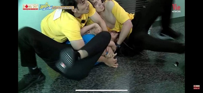 Thúy Ngân xé áo Karik, Karik bị xé áo, Karik lộ hàng, Karik, Running Man Vietnam, Running Man Chơi là chạy, Thúy Ngân đe dọa Karik, Karik bị xé áo tả tơi, Running Man