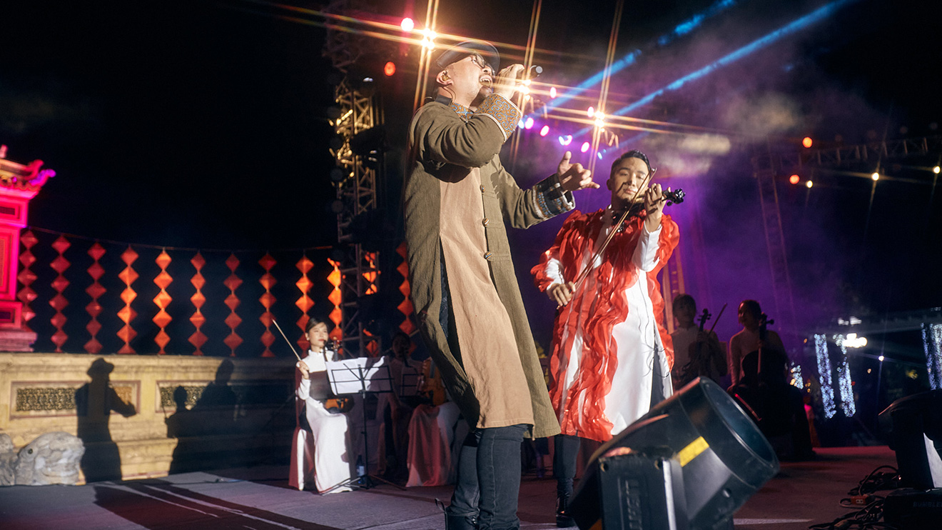 Hoàng Rob, Hoàng Rob và Hà Lê phá cách trong Festival, Festival Huế 2022, Hoàng Rob ngẫu hứng trong liveconcert, Mặt trời phương Đông, liveconert diễn tại Festival Huế