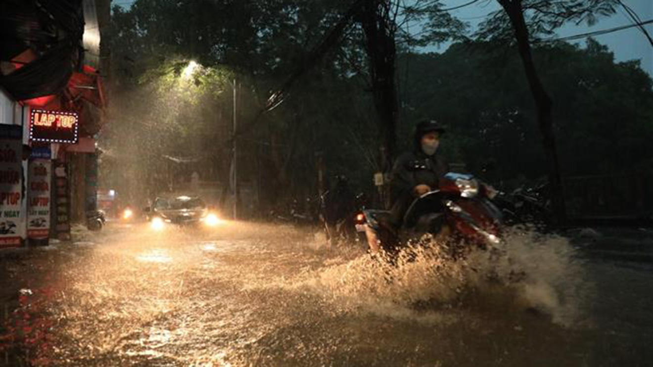  Hà Nội ngập nhiều khu vực thuộc nội thành do mưa lớn