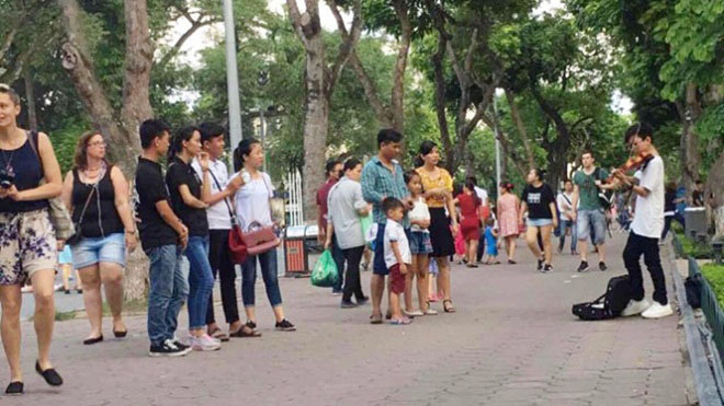 Chơi nhạcở phố đi bộ