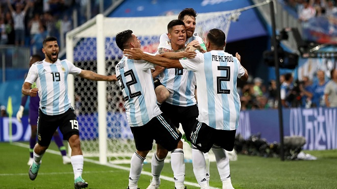 Ấn tượng World Cup: Argentina vượt khó trong giông bão