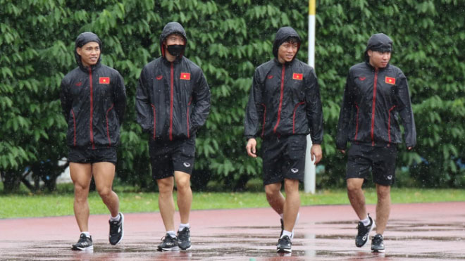 Nhật ký AFF Cup ngày 2/12: Tuyển Việt Nam đội mưa tập luyện tại Singapore