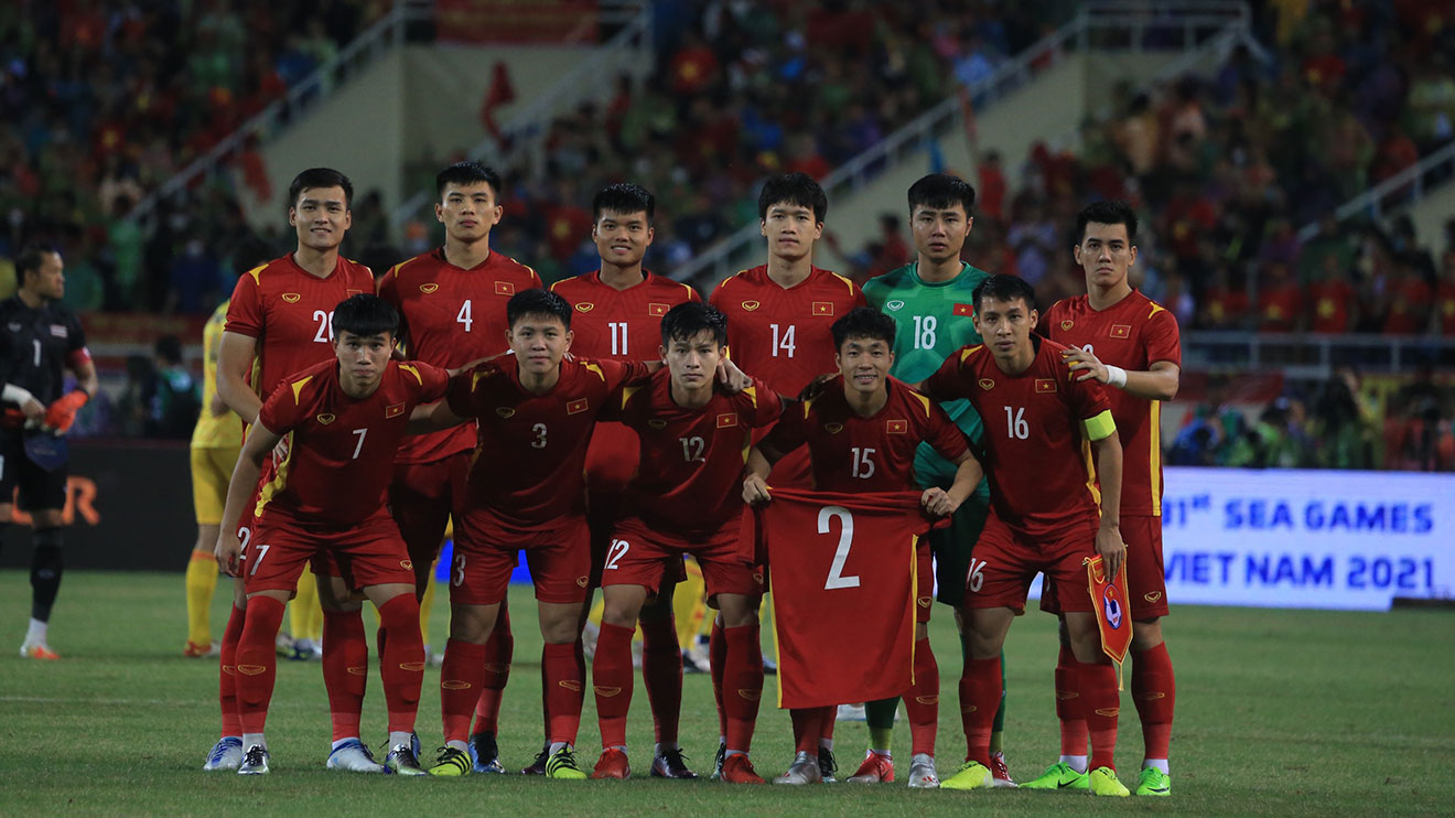 Lê Văn Xuân chống nạng ăn mừng cùng U23 Việt Nam