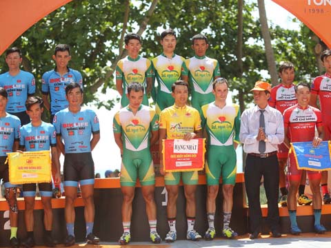 Ba đội đua xuấ sắc nhất chặng 17 Hạt Ngọc Trời An Giang, Bike Life Đồng Nai và VUS TP.HCM. Ảnh: BM