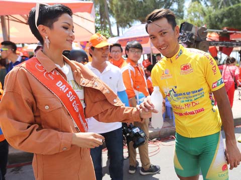 Hoa hậu H'Hen Niê - Đại sứ cuộc đua chúc mừng Áo vàng Nguyễn Thành Tâm. Ảnh: BM
