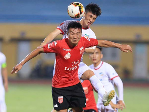 Cựu tiền đạo U23 Việt Nam Nguyễn Tuấn Anh tỏa sáng để mang về 3 điểm đầu tay cho Long An năm nay. Ảnh: VPF