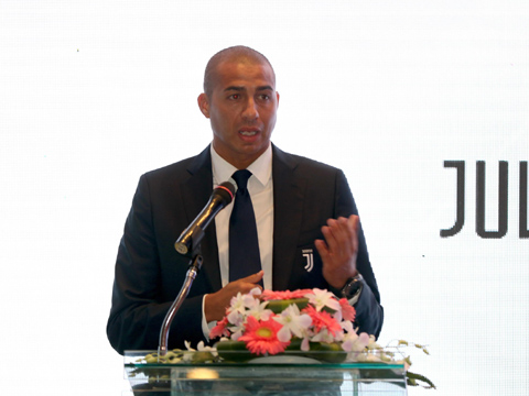 David Trezeguet trò chuyá»n vá»i các em Há»c viên. Ảnh: Tuấn Phong