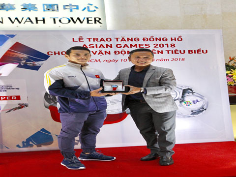 Thạch Kim Tuấn được động viên trước giờ lên đường. Ảnh: QN