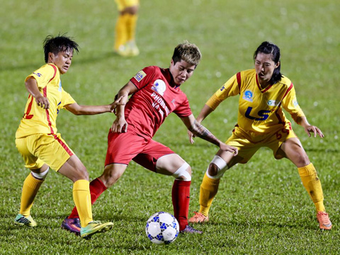 Các cô gái Phong Phú Hà Nam đã vươn lên vị trí thứ 3 của chính TP.HCM 1 sau chiến thắng 1-0 trước TP.HCM 2 chiều 13/9. Ảnh: Anh Duy