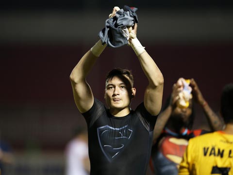 Phong độ xuất sắc của thủ thành Văn Lâm ở V-League giúp cầu thủ có thể hình lý tưởng này nằm trong đề cử Nhân vật thể thao của năm do CMG.ASIA phát động. Ảnh: HT